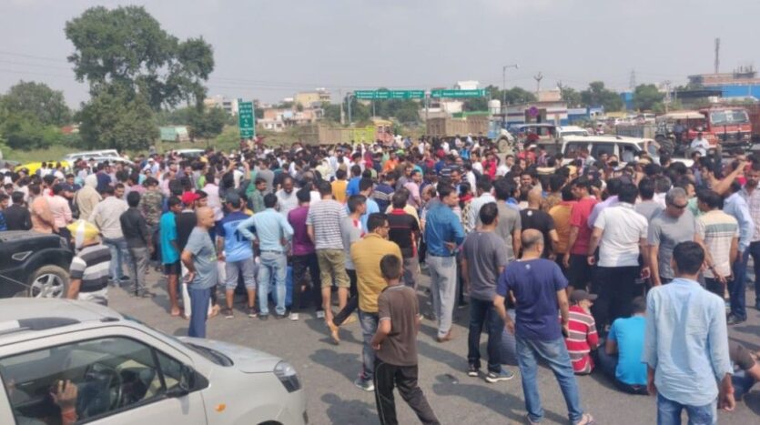 Protestors Demand Shifting Of Kherki Toll Plaza after Link Road Was Dug Up